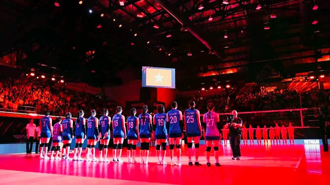L'équipe féminine de volley-ball du Vietnam lors du match d'ouverture contre la Pologne. Photo : VFV.