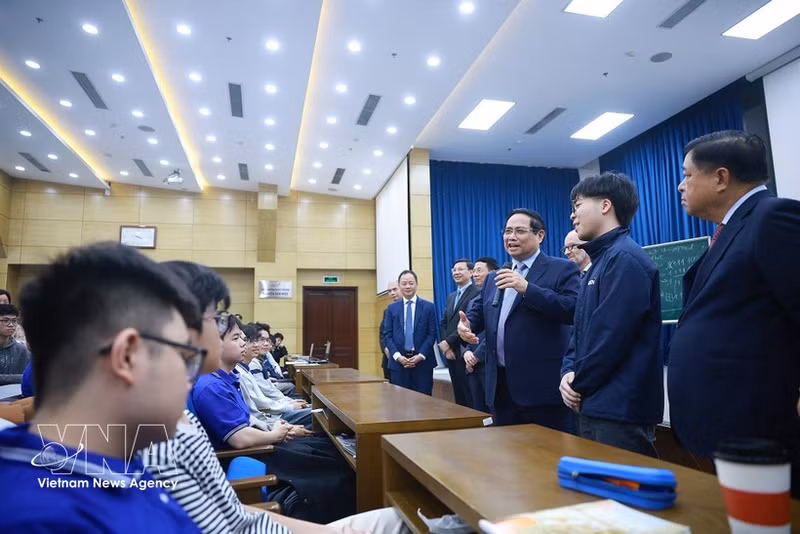 Le Premier ministre Pham Minh Chinh rencontre des étudiants de l'Université des sciences et technologies de Hanoï. Photo : VNA
