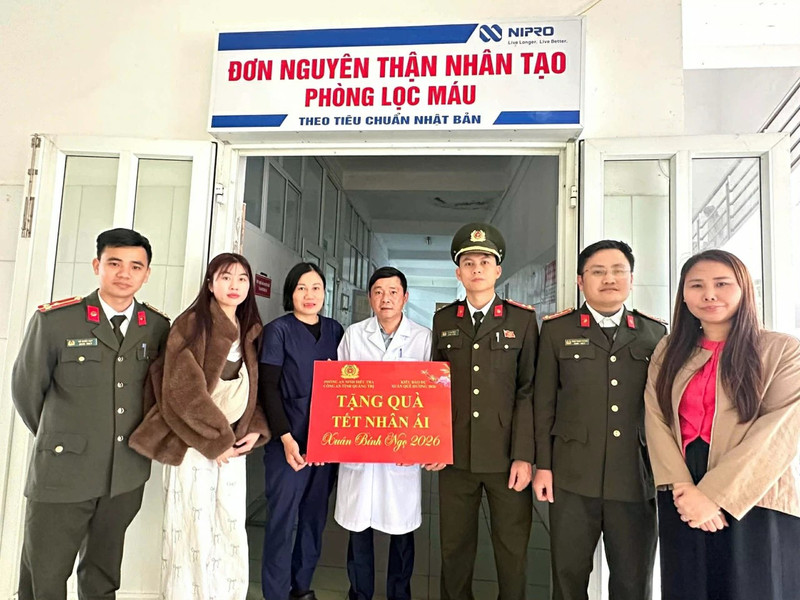 Une délégation de Vietnamiens résidant à l’étranger, en coordination avec la Police provinciale de Quang Tri, a organisé le 3 février le programme « Offrir des cadeaux du Têt solidaires » à l’hôpital général de Le Thuy. Photo : baoquocte.vn