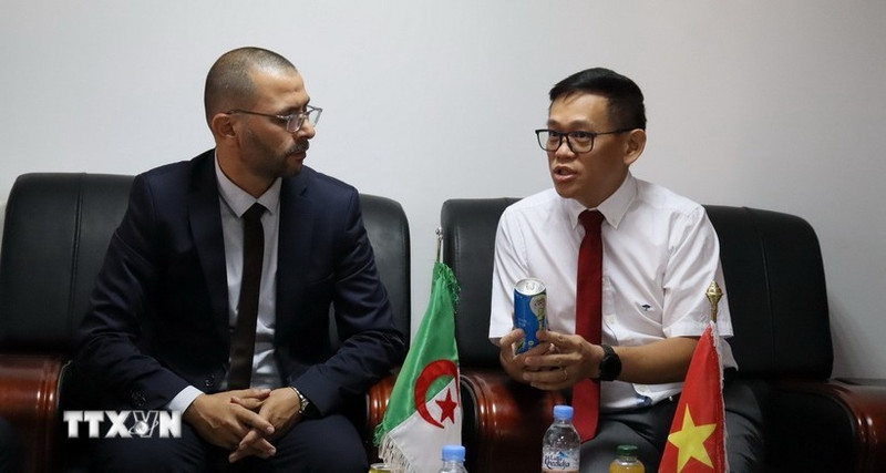 L’ambassadeur du Vietnam en Algérie, Trân Quôc Khanh (droite), et Abdelkader Toumi, président de la Chambre de commerce et d'industrie de la province de Batna. Photo : VNA.