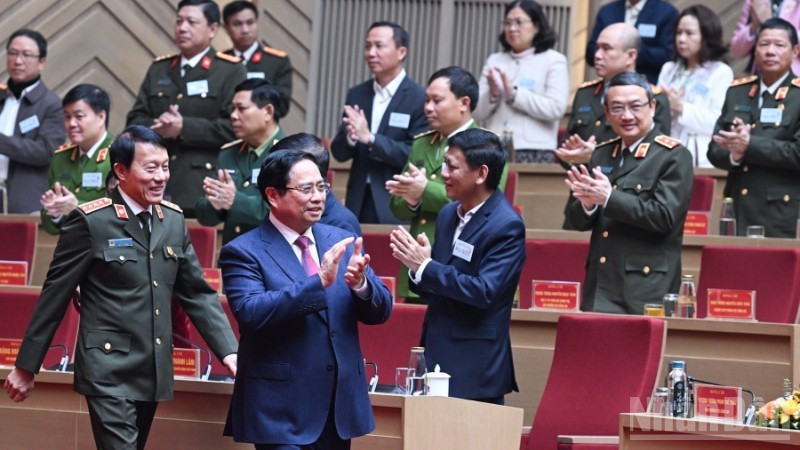 Le PM Pham Minh Chinh à la conférence sur la garantie de la sécurité et de l’ordre public afin de soutenir le développement socio-économique dans le delta du Mékong. Photo : NDEL