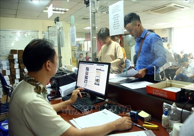 Des citoyens se présentent au bureau d’enregistrement des entreprises du Département des finances de Hanoi pour effectuer leurs démarches de création d’entreprise. Photo d’illustration : VNA.