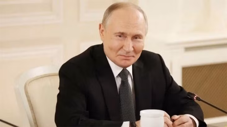 Le président russe Vladimir Poutine lors d'une rencontre avec de grands médias mondiaux. Photo : VNA.