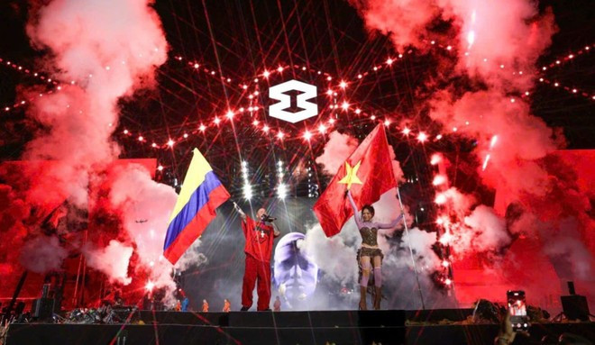 DJ Balvin et Tlinh se produisent avec les drapeaux du Vietnam et de la Colombie. Photo : VNA.