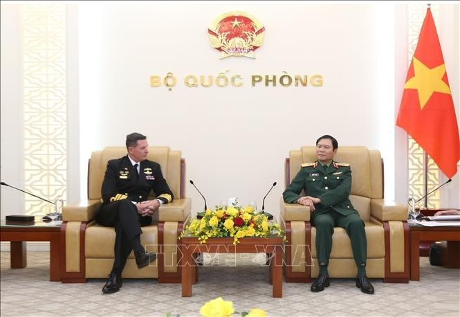 Le général Nguyen Tan Cuong, chef d'état-major de l'Armée populaire du Vietnam et vice-ministre de la Défense (droite) et le vice-amiral Mark Hammond, commandant de la Marine royale australienne, le 30 janvier à Hanoï. Photo: VNA