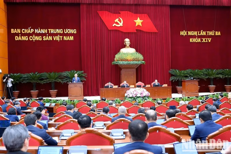 Ouverture du troisième Plénum du Comité central du Parti du XIVe mandat. Photo : NDEL.
