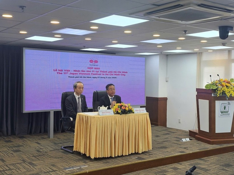 Pham Dut Diem (à droite), directeur du Département des affaires étrangères de Ho Chi Minh-Ville, et Ono Masuo, consul général du Japon à Ho Chi Minh-Ville, lors d'une conférence de presse. Photo : https://tcdulichtphcm.vn/