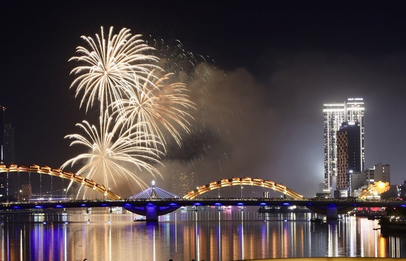 Dà Nang illuminée par de magnifiques spectacles pyrotechniques. Photo : VNA.