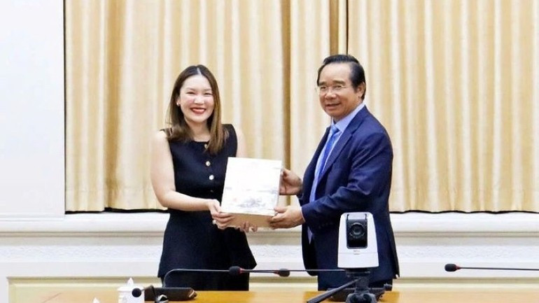 Le président du Comité populaire de Hô Chi Minh-Ville, Nguyen Van Duoc (à droite) et Chanida Klyphun, directrice des politiques publiques pour l'Asie du Sud-Est chez TikTok, lors de la rencontre. Photo : NDEL.