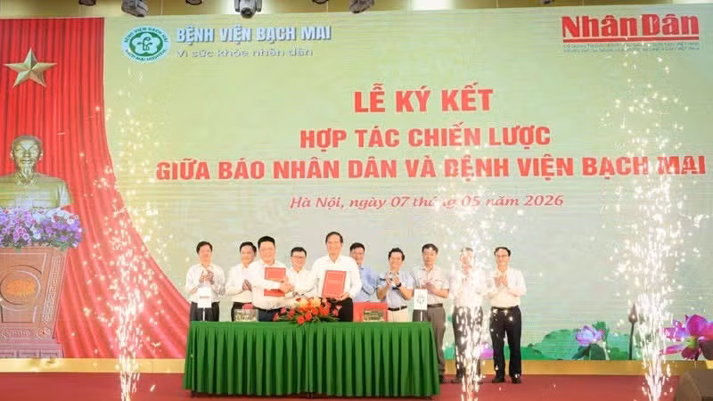 Cérémonie de signature de l’accord de coopération stratégique entre le journal Nhân Dân et l'hôpital Bach Mai.