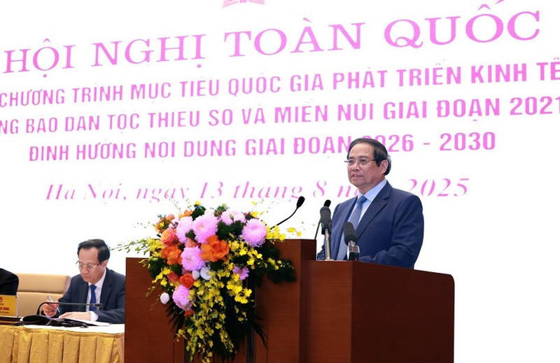 Le Premier ministre Pham Minh Chinh s'exprime lors de la conférence nationale de bilan de la phase 2021-2025 du Programme cible national de développement socio-économique des zones peuplées de minorités ethniques et des régions montagneuses. Photo : VNA