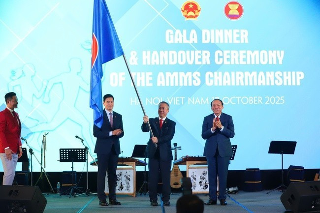 Le ministre de la Culture, des Sports et du Tourisme, Nguyen Van Hung, préside la cérémonie de remise de la présidence de la 9ᵉ Réunion ministérielle de l’ASEAN sur le sport (AMMS 9) à la délégation cambodgienne. Photo : bvhttdl.gov.vn