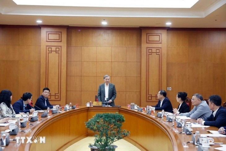 Le secrétaire général du Parti communiste vietnamien, Tô Lâm, prend la parole lors de la réunion avec les services concernés pour examiner les solutions de prise en charge des personnes handicapées. Photo : VNA.