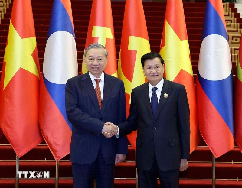 Le secrétaire général Tô Lâm (gauche) et le secrétaire général du PPRL et président lao, Thongloun Sisoulith. Photo : VNA.