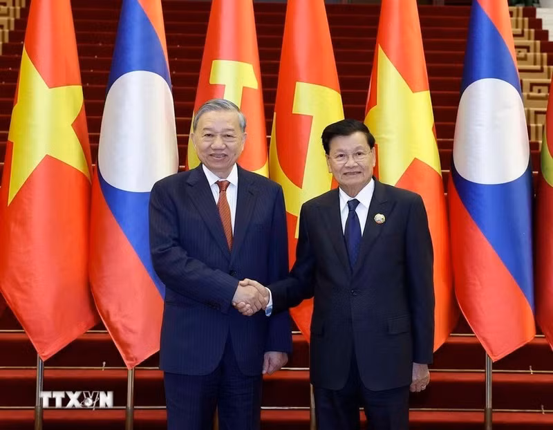 Le secrétaire général Tô Lâm (gauche) et le secrétaire général du PPRL et président lao, Thongloun Sisoulith. Photo : VNA.