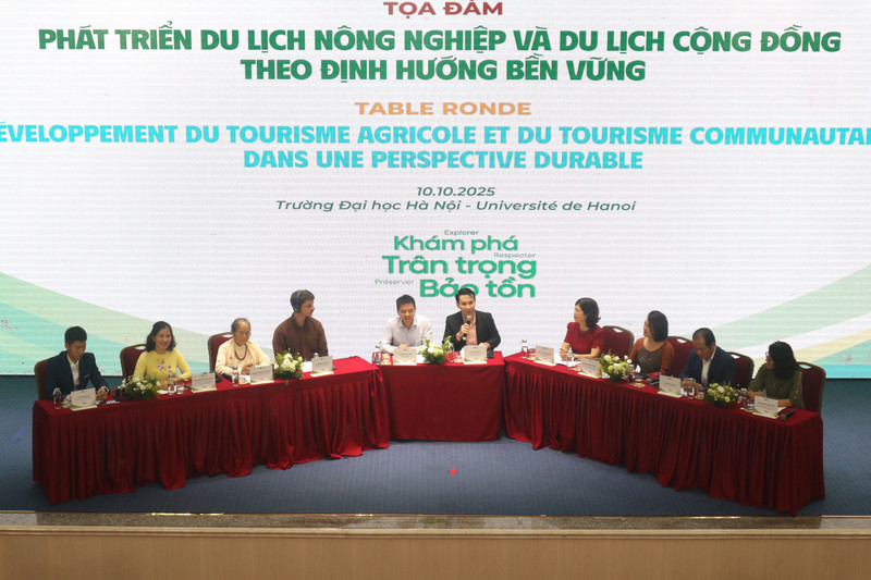Table ronde sur le thème « Développement du tourisme agricole et du tourisme communautaire dans une perspective durable », le 10 octobre à Hanoï. Photo : Hanu.