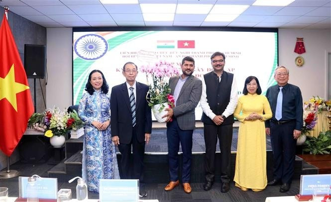 Des représentants de la Chambre de commerce indienne au Vietnam (INCHAM) offrent des fleurs à l'Association d'amitié Vietnam-Inde de Hô Chi Minh-Ville. Photo : VNA