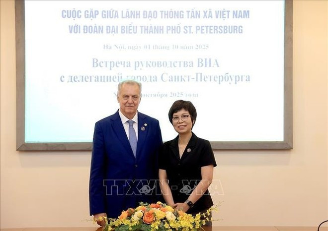 Vu Viet Trang, directeur général de VNA, et Grigoriev Evghnhi Dmitrievic, président du Comité des relations extérieures de la municipalité de Saint-Pétersbourg. Photo : VNA.