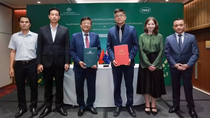 Signature de protocole d’accord entre la Commission australienne du commerce et de l'investissement et l'Association des banques vietnamiennes, le 2 juin à Hanoi. Photo : NDEL