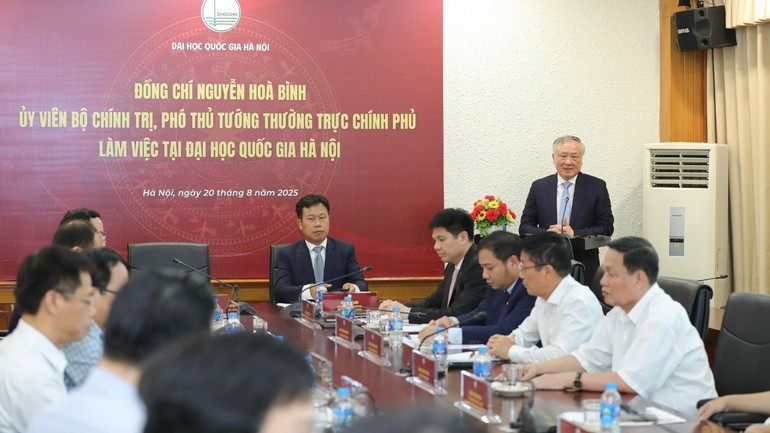 Le vice-Premier ministre permanent, Nguyen Hoa Binh (debout, au micro), prend la parole lors de la rencontre avec des responsables de l’Université nationale du Vietnam à Hanoï. Photo : NDEL.