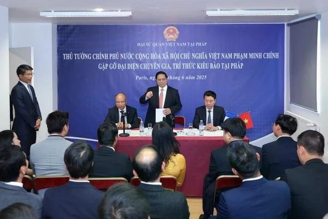 Le Premier ministre Pham Minh Chinh rencontre à Paris des représentants d'experts et d'intellectuels vietnamiens en France. Photo : VNA.