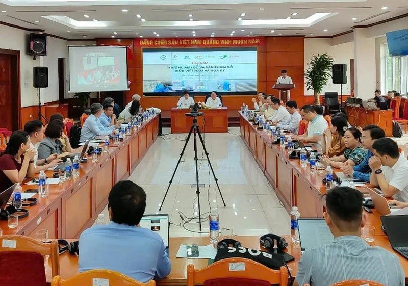 Table ronde sur le commerce du bois et des produits dérivés entre le Vietnam et les États-Unis est organisé le 24 juin par le Département des forêts et de la protection des forêts du ministère de l’Agriculture et de l’Environnement, les principales associations vietnamiennes du bois et Forest Trends. Photo : VNA.