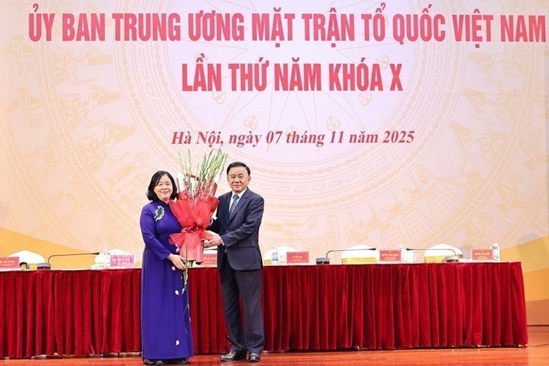Tran Cam Tu (à droite), membre du Politburo et membre permanent du Secrétariat du Comité central du Parti, félicite Bui Thi Minh Hoai pour son élection à son nouveau poste. Photo : VNA.