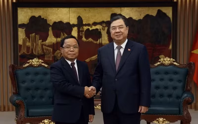 Le vice-Premier ministre permanent Pham Gia Tuc (droite) et le vice-Premier ministre et ministre de la Justice du Laos, Khampane Phommathat. Photo : baochinhphu.vn