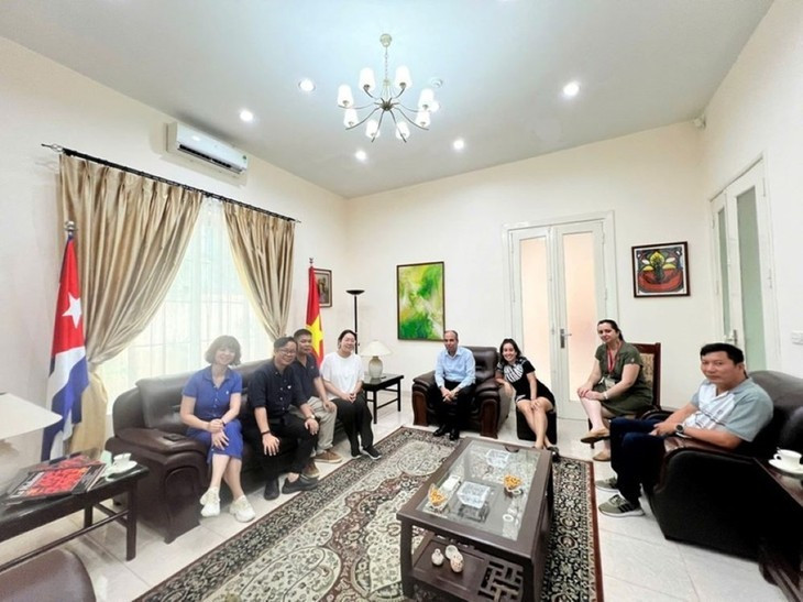 L’équipe de tournage travaille avec l’ambassade de Cuba au Vietnam. Photo : vtv.vn