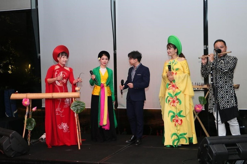 Une troupe d'art vietnamienne se produit lors de la Semaine gastronomique à Colombo. Photo: VNA