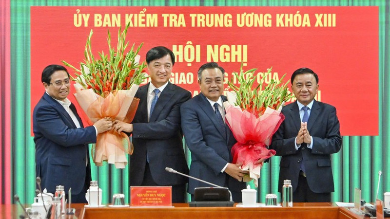 Le Premier ministre Pham Minh Chinh, du permanent du Secrétariat Tran Cam Tu, du membre du Bureau politique, secrétaire du Comité du Parti de Hanoï Nguyen Duy Ngoc, et du président de la Commission centrale d’inspection Tran Sy Thanh. Photo : NDEL.
