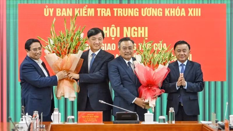 Le Premier ministre Pham Minh Chinh, du permanent du Secrétariat Tran Cam Tu, du membre du Bureau politique, secrétaire du Comité du Parti de Hanoï Nguyen Duy Ngoc, et du président de la Commission centrale d’inspection Tran Sy Thanh. Photo : NDEL.