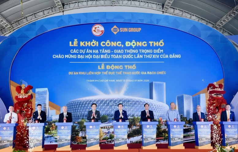 Les délégués à la cérémonie de pose de la première pierre du projet du Complexe national des sports de Rach Chiec. Photo : VNA.