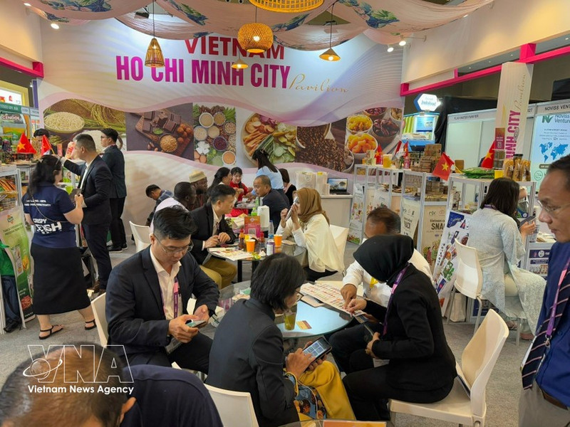 Les stands vietnamiens ont attiré l'attention de nombreux acheteurs et distributeurs lors du salon SIAL Interfood 2025 à Jakarta, en Indonésie. Photo : VNA.