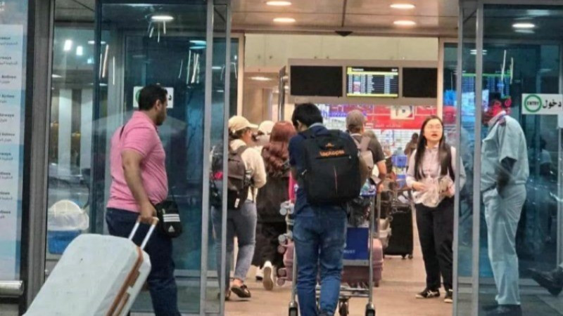 Un groupe de citoyens vietnamiens entre à l'aéroport du Caire (Égypte) pour rentrer chez eux. Photo : Ambassade du Vietnam en Israël.