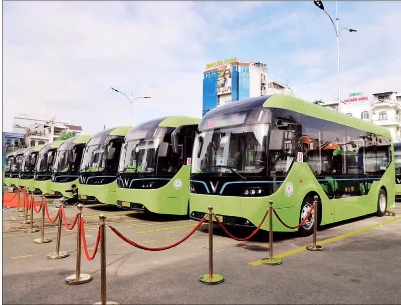 VinBus a achevé la conversion de tous les véhicules assurant les lignes 33 et 150 à Hô Chi Minh-Ville en bus électriques. Photo : NDEL.