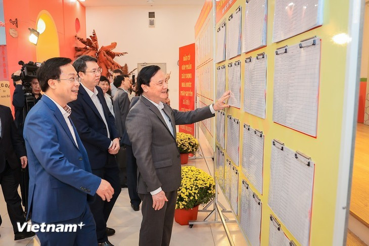 Une délégation parlementaire conduite par le vice-président de l’Assemblée nationale Nguyên Khac Dinh inspecte les préparatifs électoraux à Hanoï. Photo : Vietnam+
