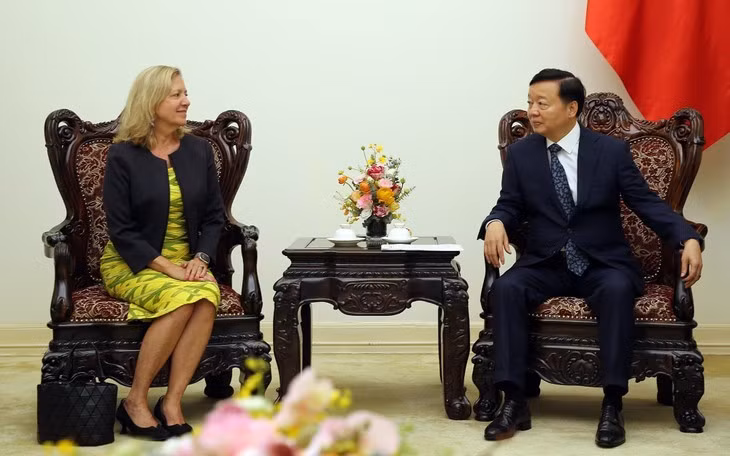 Tran Hong Ha (droite) et Mariam J. Sherman. Photo : VNA.