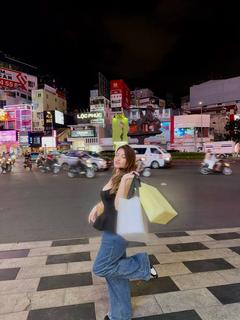 Krizia Sigua, 24 ans, originaire des Philippines, suit la tendance à acheter des produits de marques locales vietnamiennes à Hô Chi Minh-Ville, en septembre 2025. Photo : vnexpress.net
