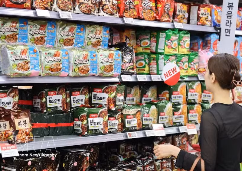 Une cliente choisit des nouilles instantanées dans un supermarché à Séoul, en République de Corée. Photo : Yonhap/VNA.