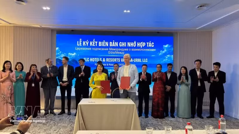 Signature de protocoles d’accord de coopération entre des entreprises russes et vietnamiennes. Photo : VNA.