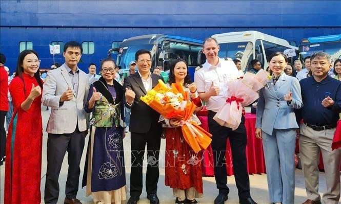 Accueil des croisiéristes sur le luxueux paquebot chinois Blue Dream Melody. Photo : VNA.