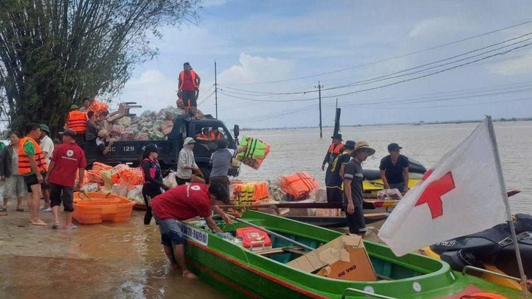 Le Comité central de la Croix-Rouge vietnamienne lance une opération de secours d’urgence pour venir en aide aux populations touchées par les inondations qui ont dévasté six provinces du Centre. Photo : NDEL.
