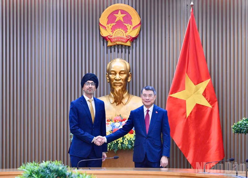 Le Premier ministre Le Minh Hung (droite) reçoit l’ambassadeur de Singapour au Vietnam, Rajpal Singh. Photo : NDEL.