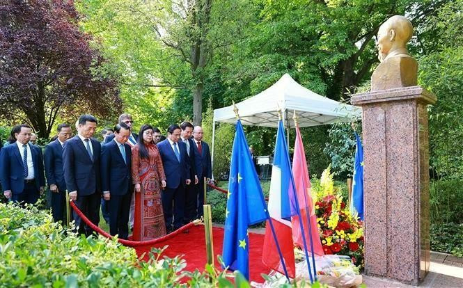 Le Premier ministre Pham Minh Chinh et la délégation vietnamienne ont déposé des fleurs en hommage au président Ho Chi Minh devant sa statue, située dans l’Espace Ho Chi Minh, dans le parc Montreau, ville de Montreuil, le 11 juin au matin. Photo : VNA.