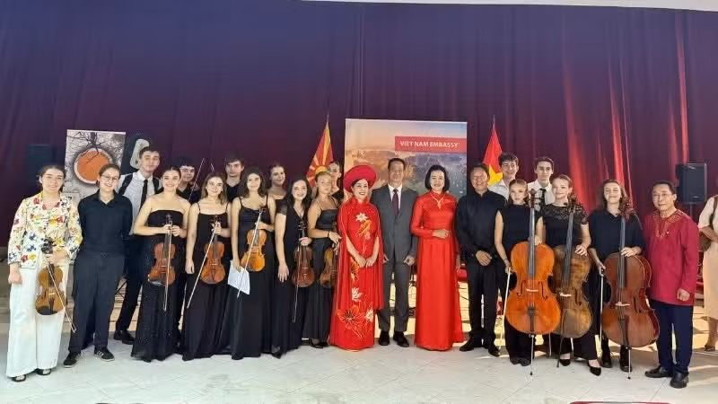 L'ambassadrice du Vietnam en Bulgarie et en Macédoine du Nord, Nguyen Thi Minh Nguyet (au premier plan, sixième à partir de la droite), pose pour une photo de groupe avec l'orchestre. Photo : NDEL
