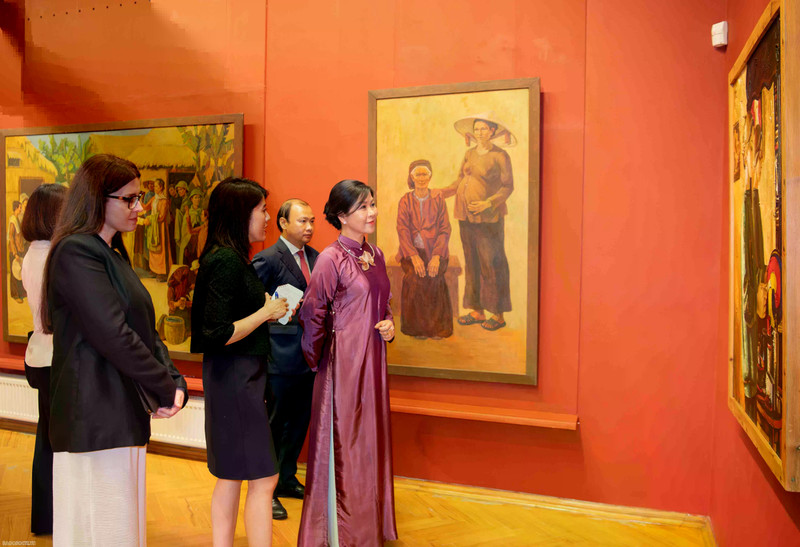 Ngo Phuong Ly, épouse du Secrétaire général To Lam, visite l’exposition « Maître et Élève : la mélodie d’un parcours » à l’Académie russe des beaux-arts à Moscou. Photo : baoquocte.vn