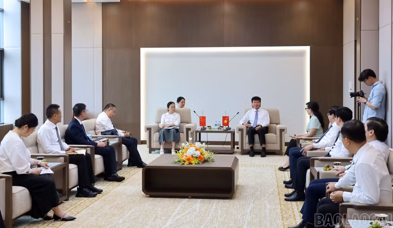 Tran Huy Tuan, vice-secrétaire du Comité provincial du Parti et président du Comité populaire de la province de Lao Cai, a reçu le 17 juillet une délégation officielle du district de Hekou. Photo : NDEL.