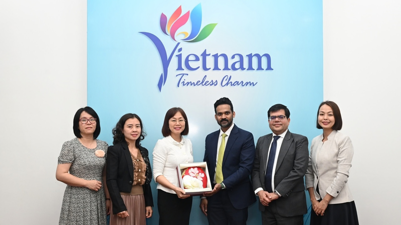 La directrice adjointe de l'Administration nationale du tourisme du Vietnam, Nguyen Thi Hoa Mai, et la délégation de VFS Global. Photo : NDEL.