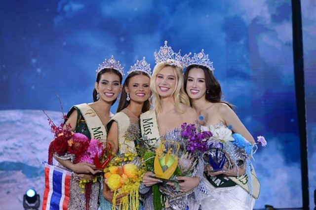 Les quatre finalistes de Miss Terre 2025, avec la Vietnamienne Trinh My Anh, élue Miss Terre - Eau. Photos fournies par les organisateurs.